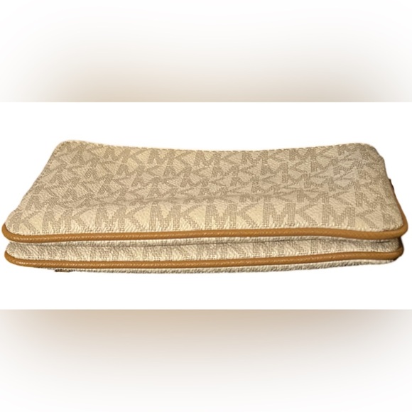 NWT Michael Kors Medium Bedford Double Zip Wristlet w/Pocket in Vanilla & Acorn - Picture 4 of 7